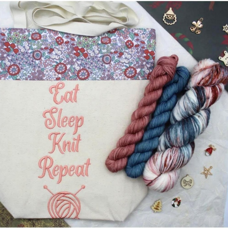 sac à projet tricot fleuri avec une broderie "eat sleep knit repeat"