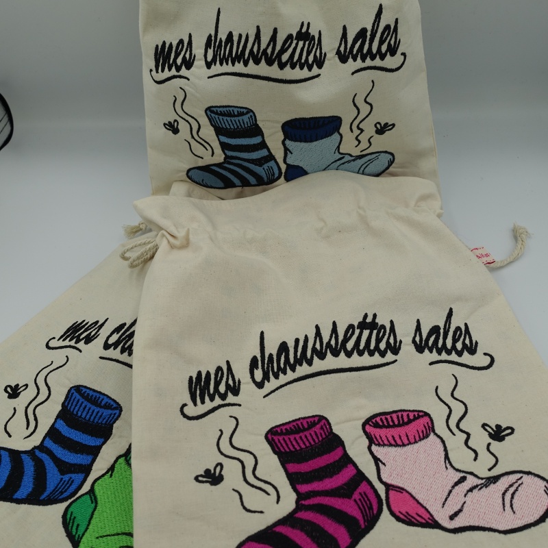 pochon à chaussettes sales de différentes couleurs
