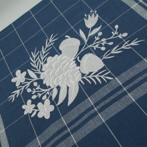 Torchon brodé bleu