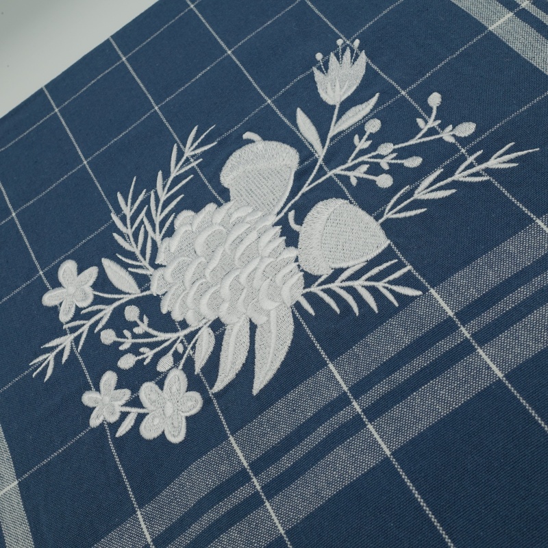 torchon brodé bleu motif pomme de pain et gland