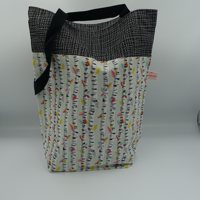 sac tote bag noir et turquoise motifs géométriques et trons d'arbres